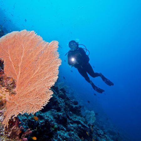 Innahura Maldives Resort Kurendhoo Bagian luar foto