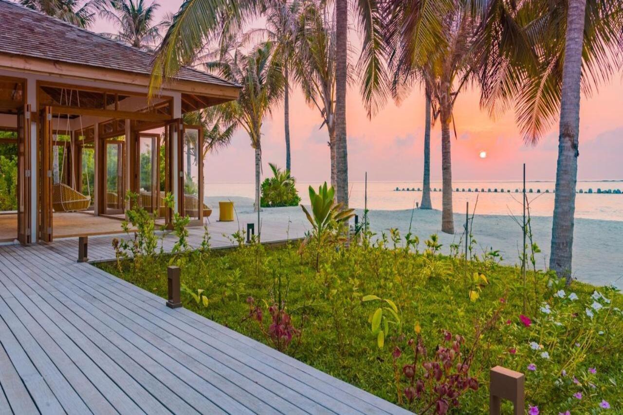 Innahura Maldives Resort Kurendhoo Bagian luar foto