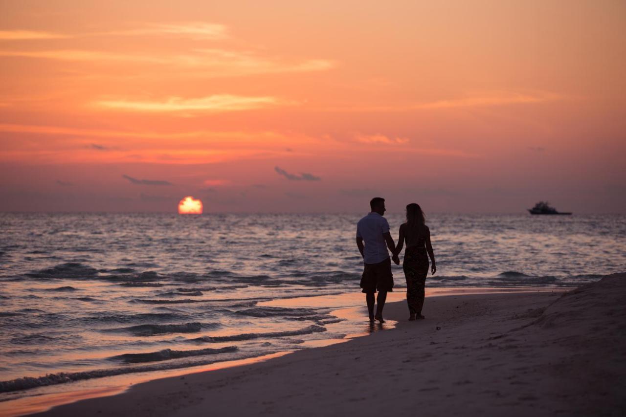 Innahura Maldives Resort Kurendhoo Bagian luar foto