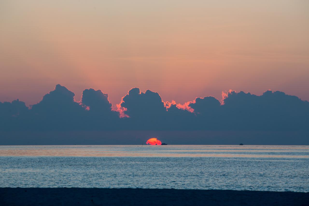 Innahura Maldives Resort Kurendhoo Bagian luar foto